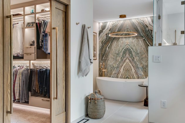 Walk-in closet and tub