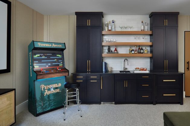 The rec room design adds a sophisticated twist to traditional ski home d&eacute;cor.